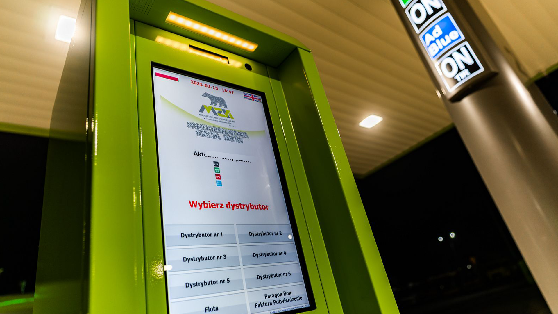 Na zdjęciu widoczna jest stacja paliw MZK z dystrybutorami paliwa i infrastrukturą obsługową.