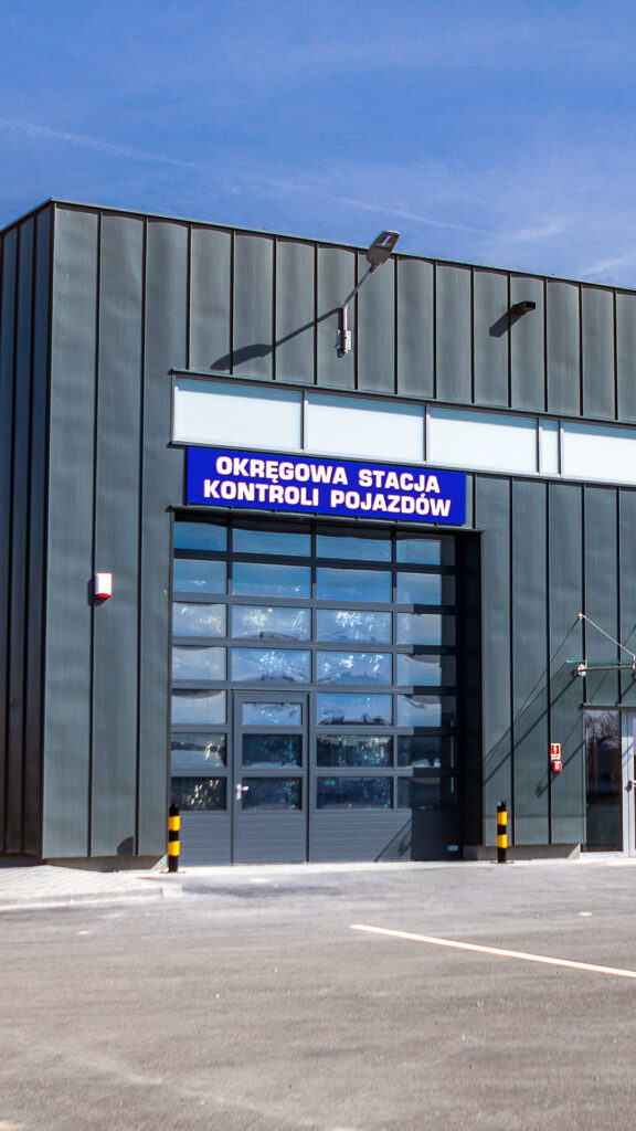 Zdjęcie przedstawia nowoczesny budynek zajezdni MZK