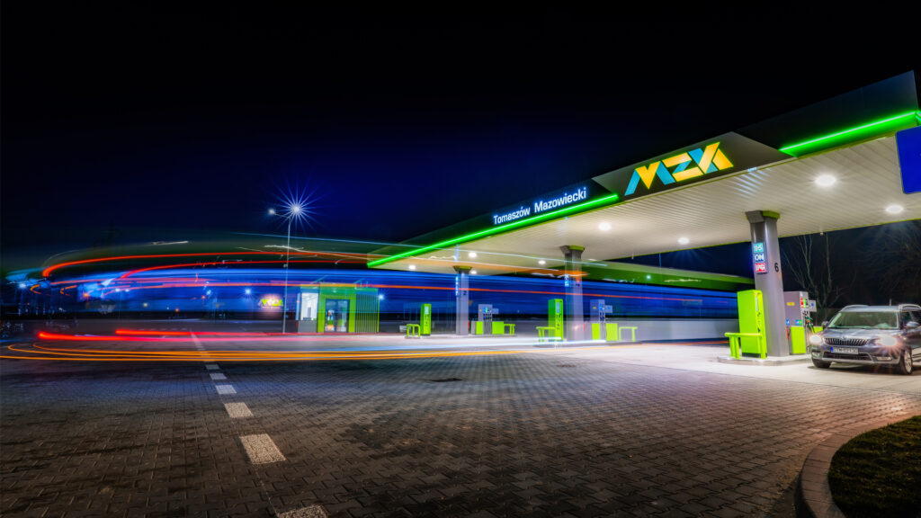 Na zdjęciu widoczna jest stacja paliw MZK z dystrybutorami paliwa i infrastrukturą obsługową.