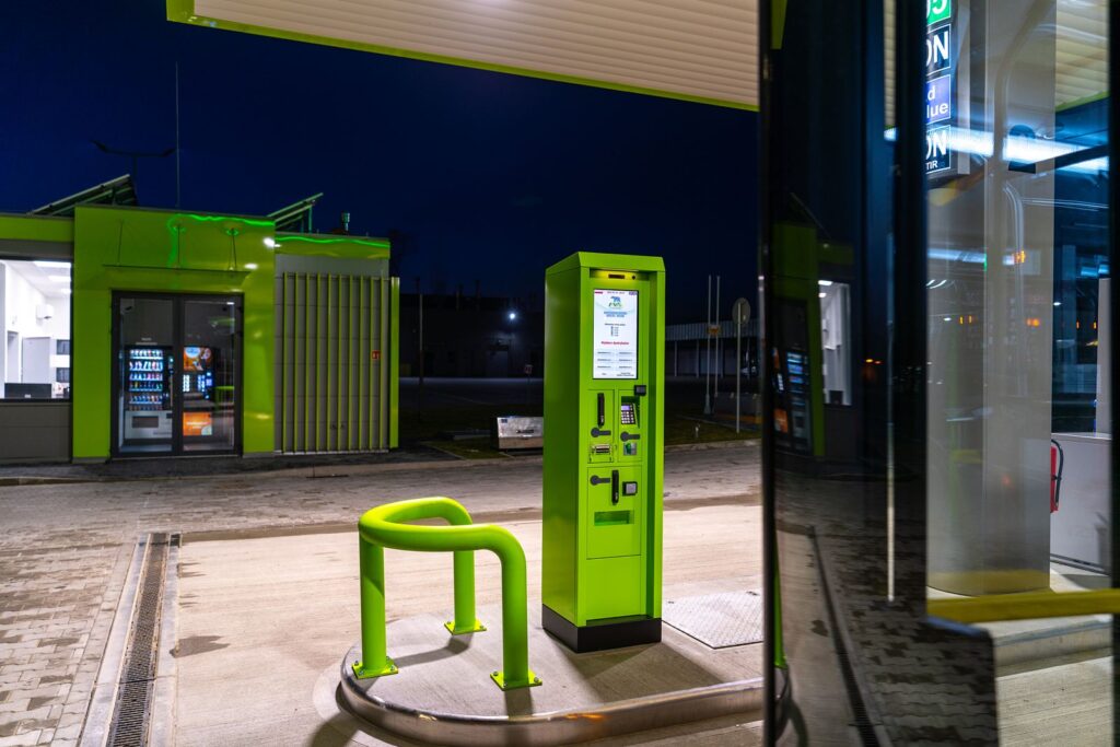 Na zdjęciu widoczna jest stacja paliw MZK z dystrybutorami paliwa i infrastrukturą obsługową.